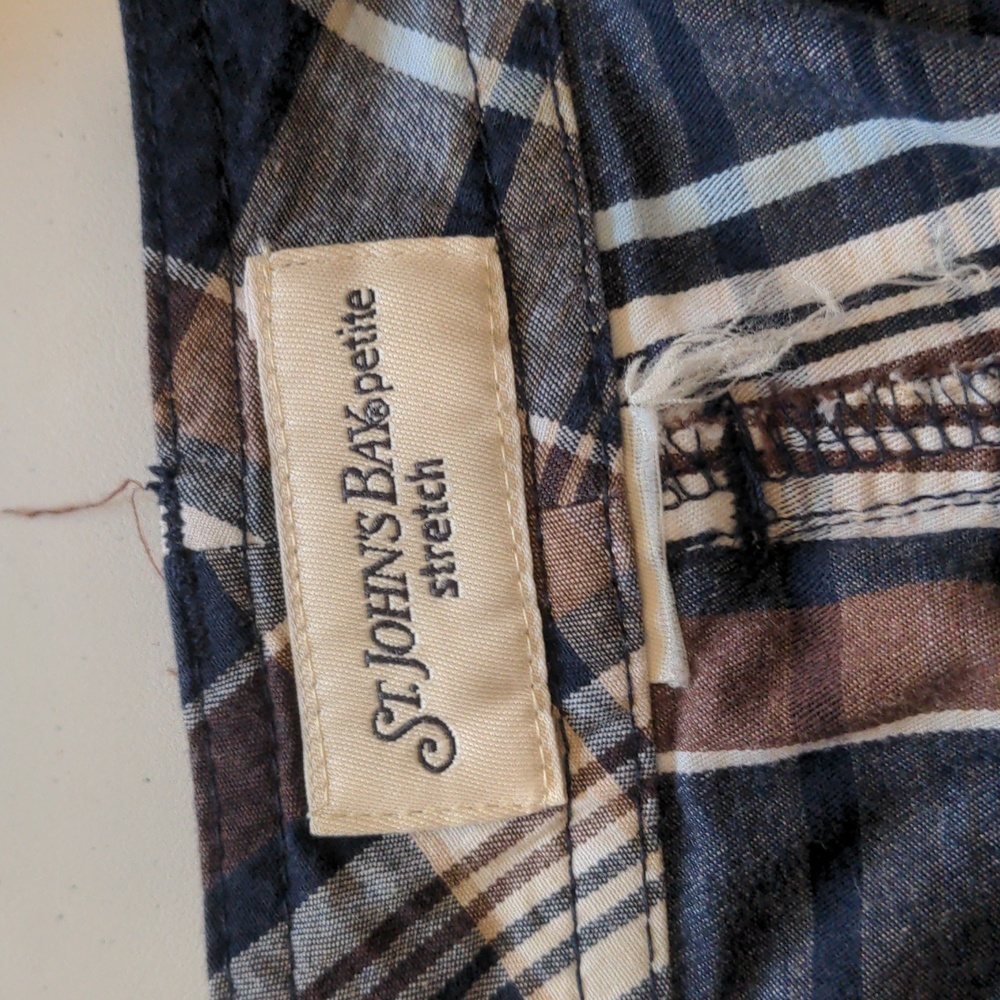 EUC WOMEN'S PLAID SHORTS - Picture 7 of 8